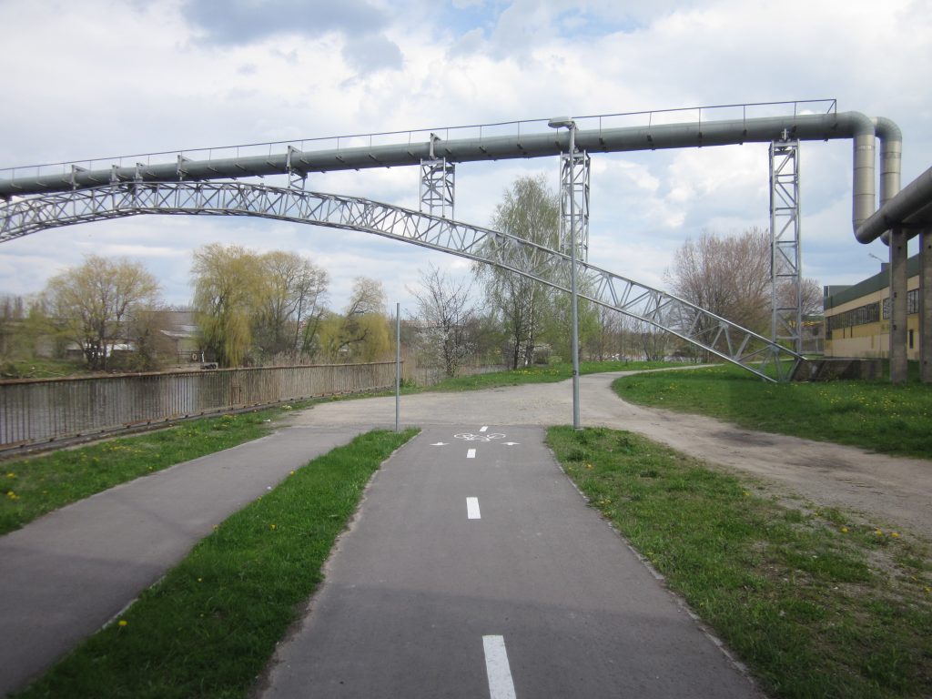 O takas paima ir baigiasi ties Mokyklos tiltu