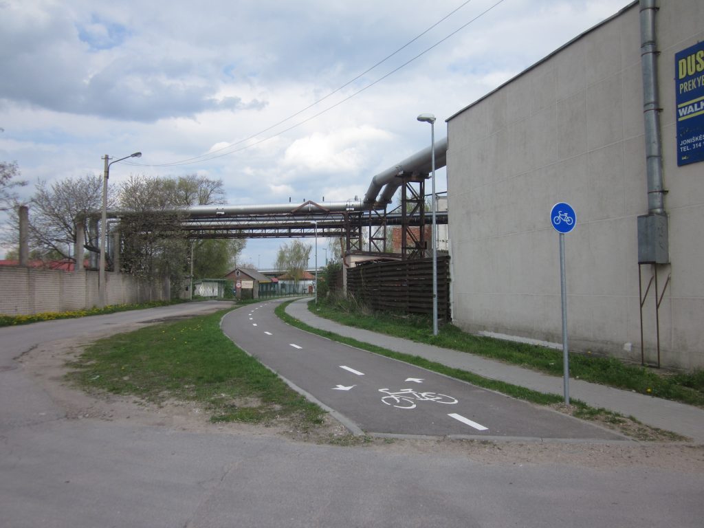 Pasislėpusi naujojo dviračių tako pradžia.