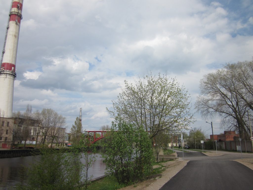 Čia reikia sukti dešinėn, bet jokių ženklų nėra.