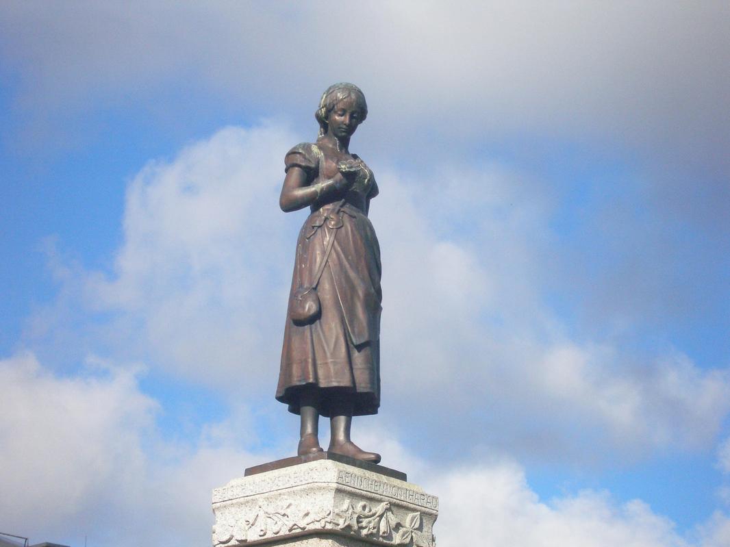 skulpt-anike-1_9ujxunyu